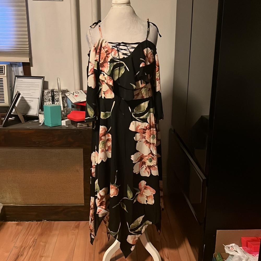 🆑FINAL PRICE‼️ Black floral asymmetrical hem dress with 3/4 length sleeves